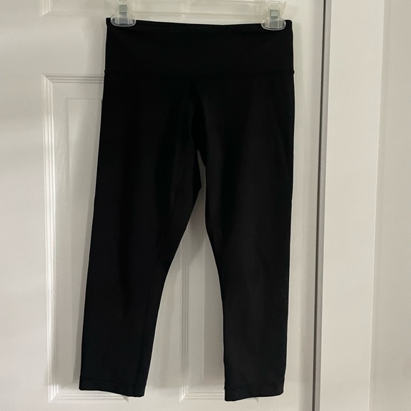 Lululemon Crop Leggings Size 4 Black - Picture 1 of 6